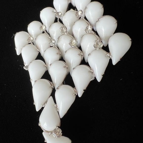 Vintage Kramer of New York Brooch – White Milk Glass & Rhinestones Mid Century - Picture 3 of 8